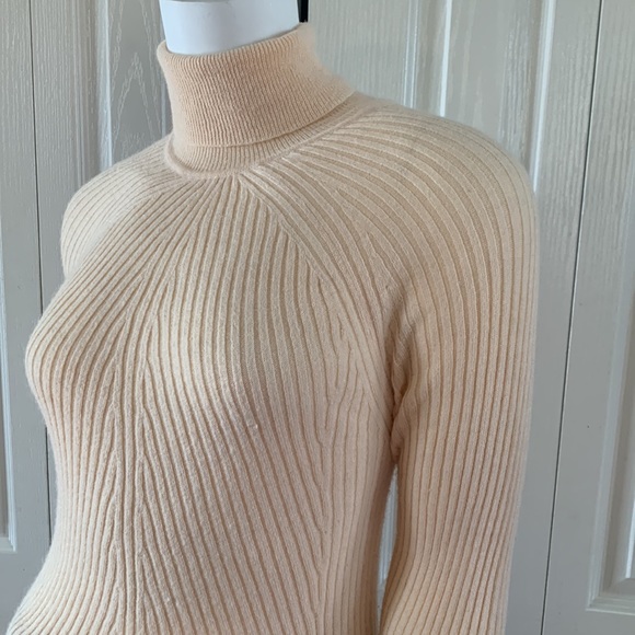 Cute Turtle Neck - Picture 2 of 4